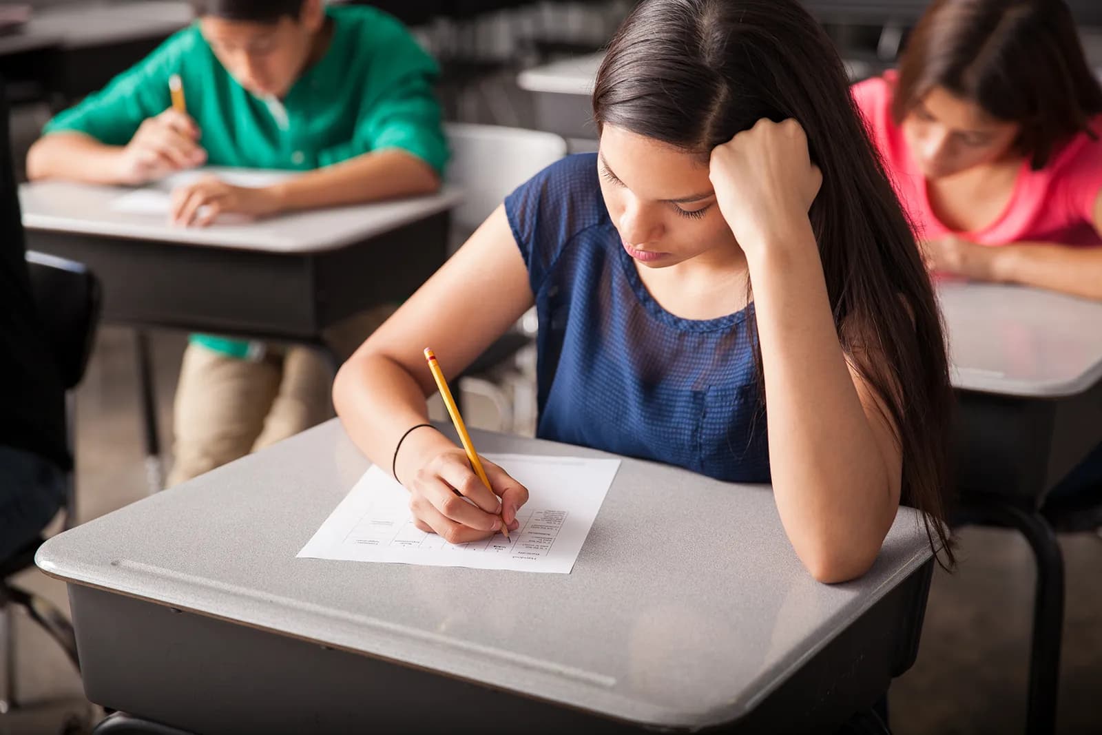 Estudiante contando las secciones del examen de admisión a Facultad