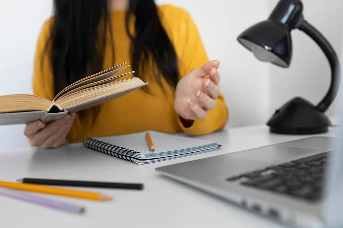 Estudiante organizando su plan de estudio para el examen de admisión