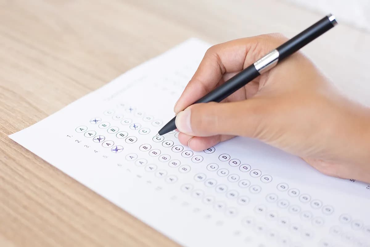 Aspirante revisando el temario del examen de admisión a Facultad
